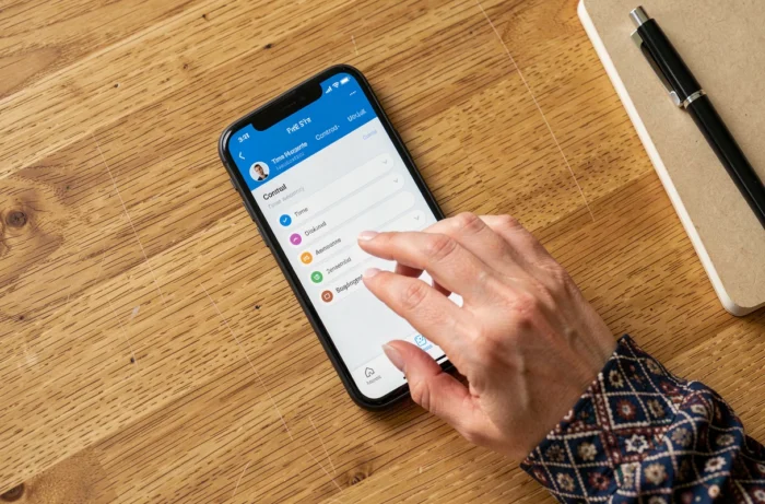 Gros plan sur un smartphone affichant les réglages de temps d'écran de l'application Family Link